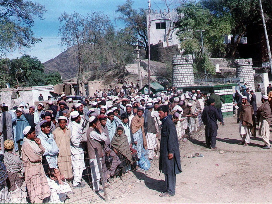 Pakistani border guards stopped Afghan refugees from entering in late 2000. Authorities closed the border to stop the influx of refugees into Pakistan, which was already hosting millions of displaced Afghans. (Photo by Haider Shah/AP)